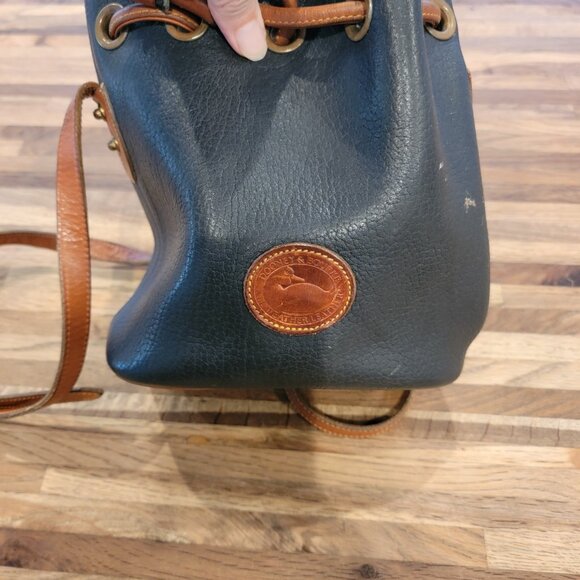 Vintage Mni Dooney & Bourke All-Weather Leather Drawstring Bucket Bag - Picture 5 of 16